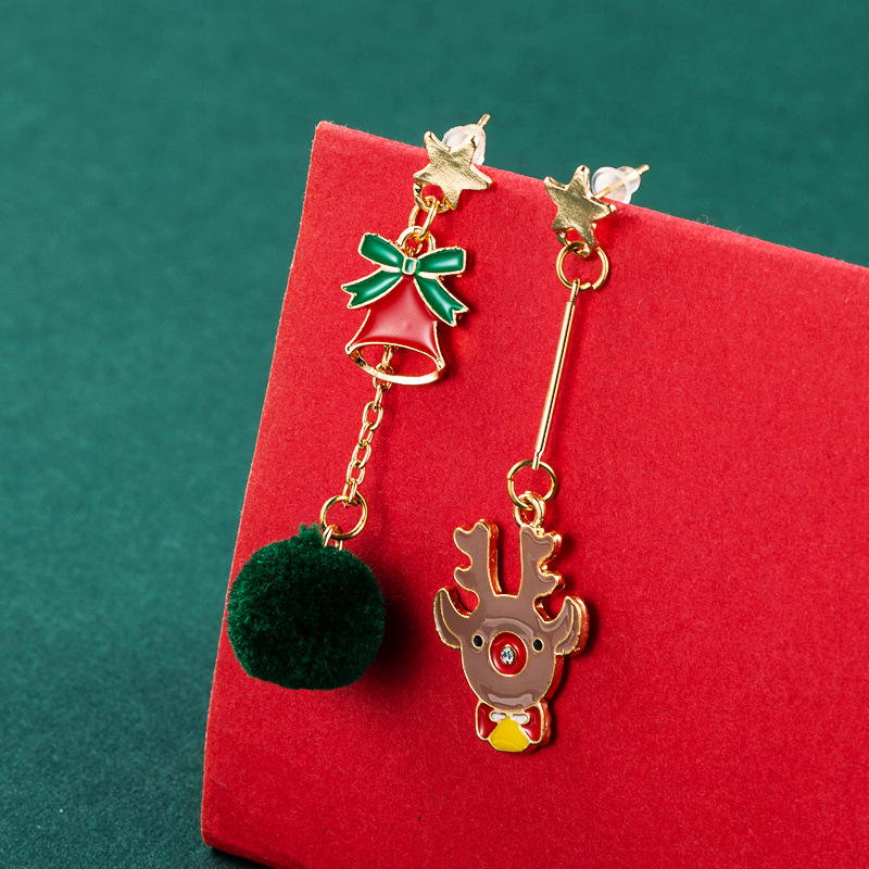 Christmas Elk Bell Socks Christmas Wreath Pendant Asymmetric Earrings For Women Ins Party Gift Earrings display picture 6