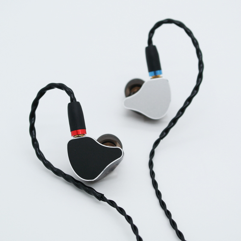 Venta caliente MMCX enchufable móvil bobina en-oído auriculares cabeza de tres-frecuencia balanceado sonido suave HiFi Monitor