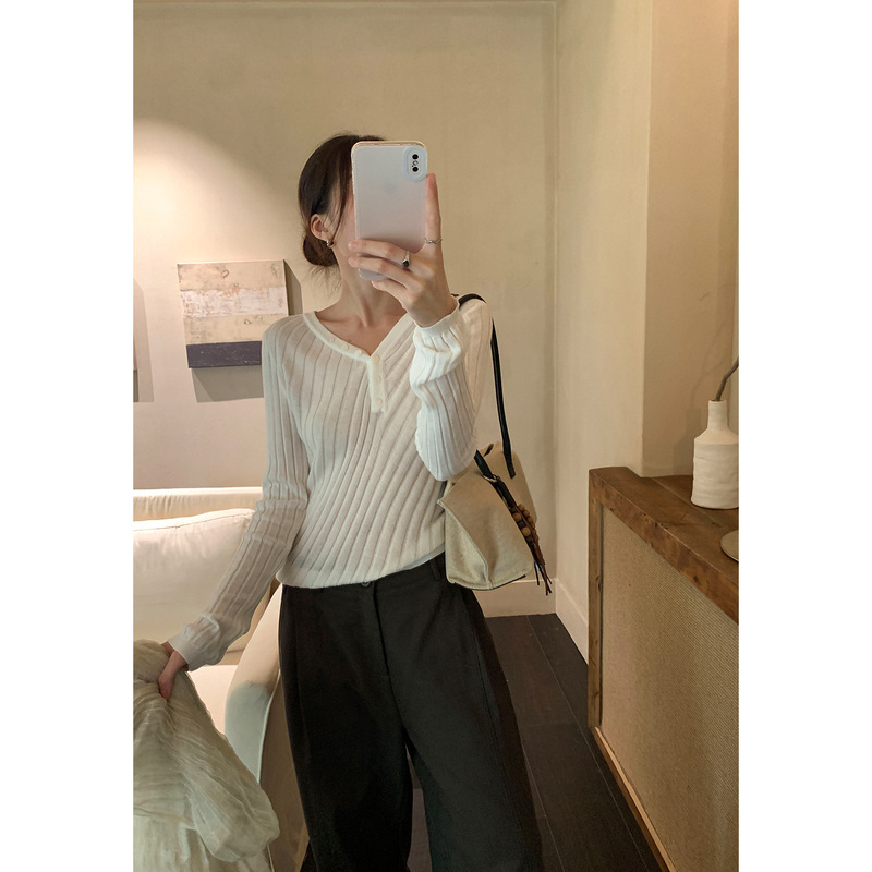 Women's Autumn Long-Sleeve Versatile Knit Sweater with Textured V-Neck, Decorative Buttons, and Regular Shoulders YE0186