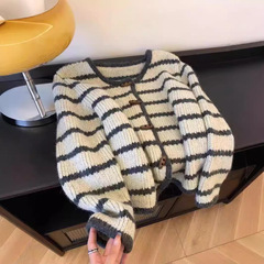 ヨーロッパの商品のレトロなストライプのニットのコートの女性の秋冬と怠惰な風の牛の角はvネックのゆったりしている短いセーターのカーディガンを掛けます。