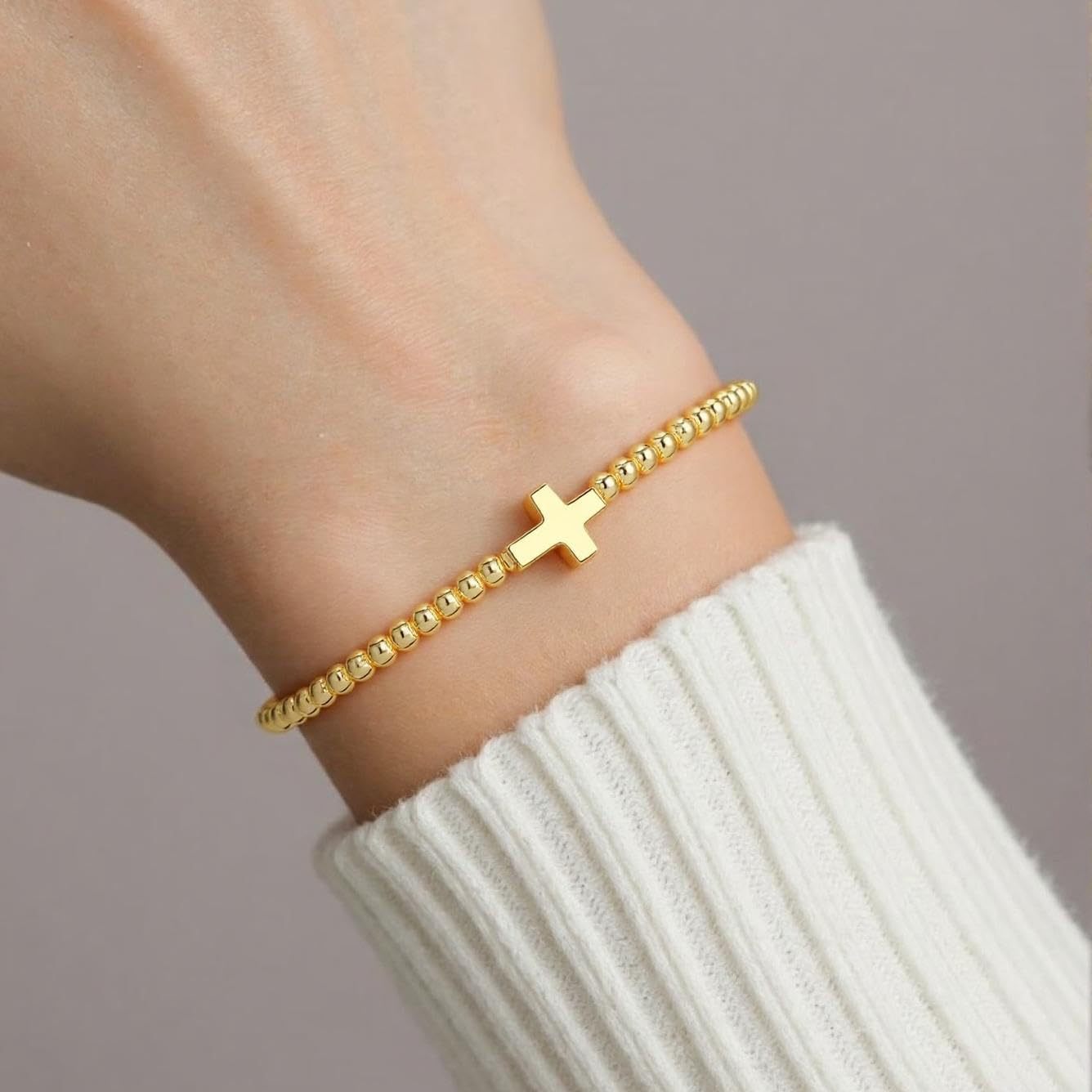 Bracciale con perline dorate nodo a cuore e anelli geometrici_voghion.com