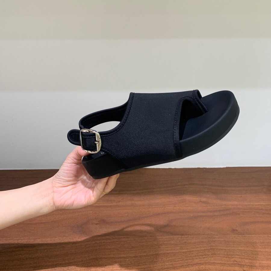 Fashionable sandals platform