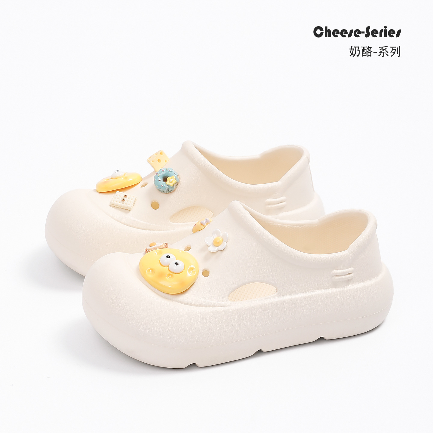 2026 Nuove scarpe Croc per le donne Capispalla estiva Cartoon Cheese Stepping Feeling Pantofole da interno antiscivolo con suola spessa per le donne