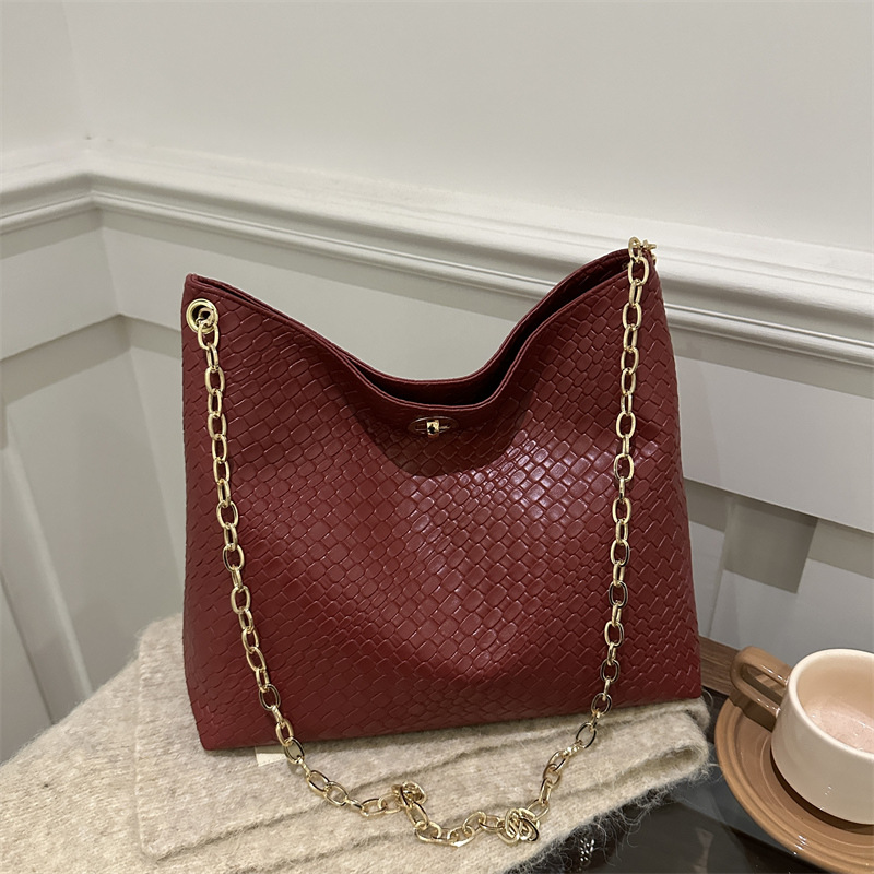Moda coreana simple retro personalidad bolso de cadena de invierno 2024 nueva textura casual bolso de hombro axilar