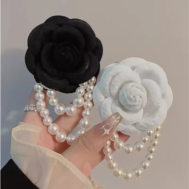 Spilla camelia vintage con perline di perla nero e bianco_voghion.com