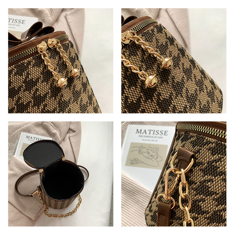 2021 New Bag Niche Fashion Leopard Crossbody Bag Autumn And Winter Bucket Bag display picture 14