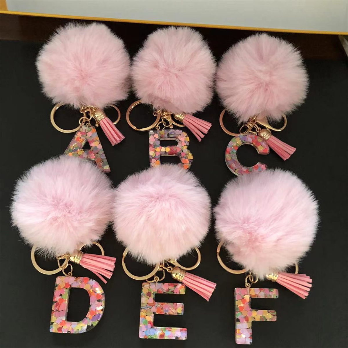 Nuevo estilo europeo y americano resina de pelo popular letras inglesas bolsas colgantes llaveros fringe letras llaveros regalos