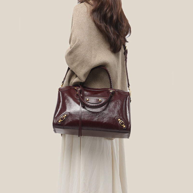 Genuine Leather B-Style Motorcycle Bag For Women 2026 New Large Capacity Retro Grained Oil Wax Leather Shoulder Crossbody Bag - Thumbnail 4