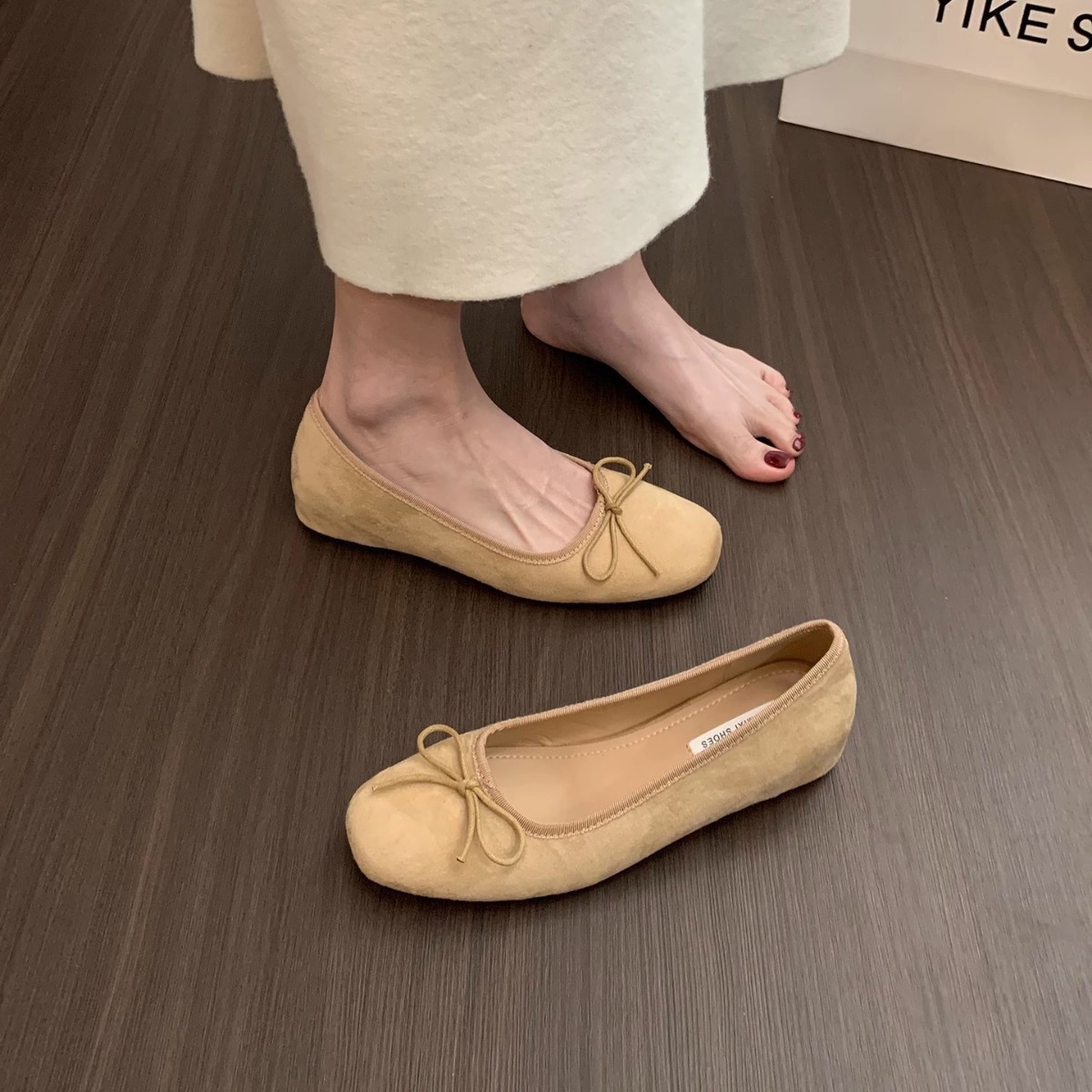 Zapatos individuales de ballet de gamuza realzados en estilo francés, zapatos de mujer 2025 nuevos zapatos de noche rojos con lazo de primavera y otoño