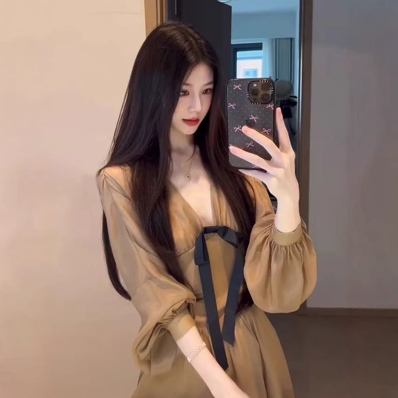 Plus Size French Style V-Neck Dress for Women in Autum, Fat mm Slimming Look Waist, High-End Elegant A-Line Short Skirt