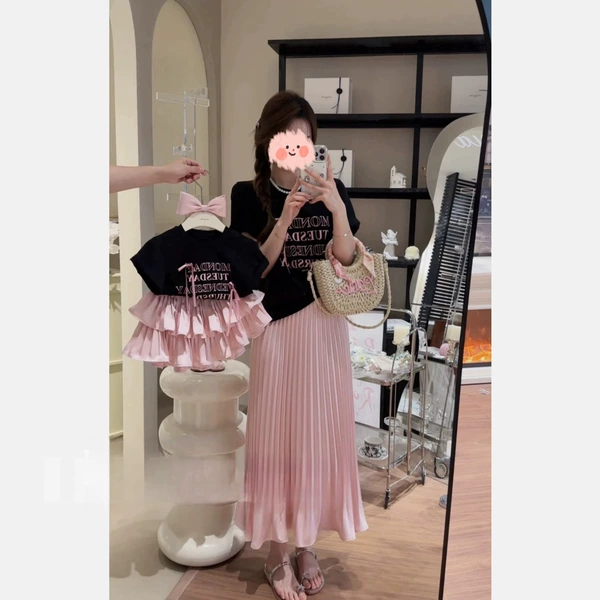 T-shirt, fuchsia pleated skirt