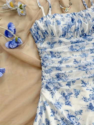 French floral spaghetti strap dress with waist-cinching summer 2025 new stylish sun protection set fashionable sexy buttock-hugging short skirt