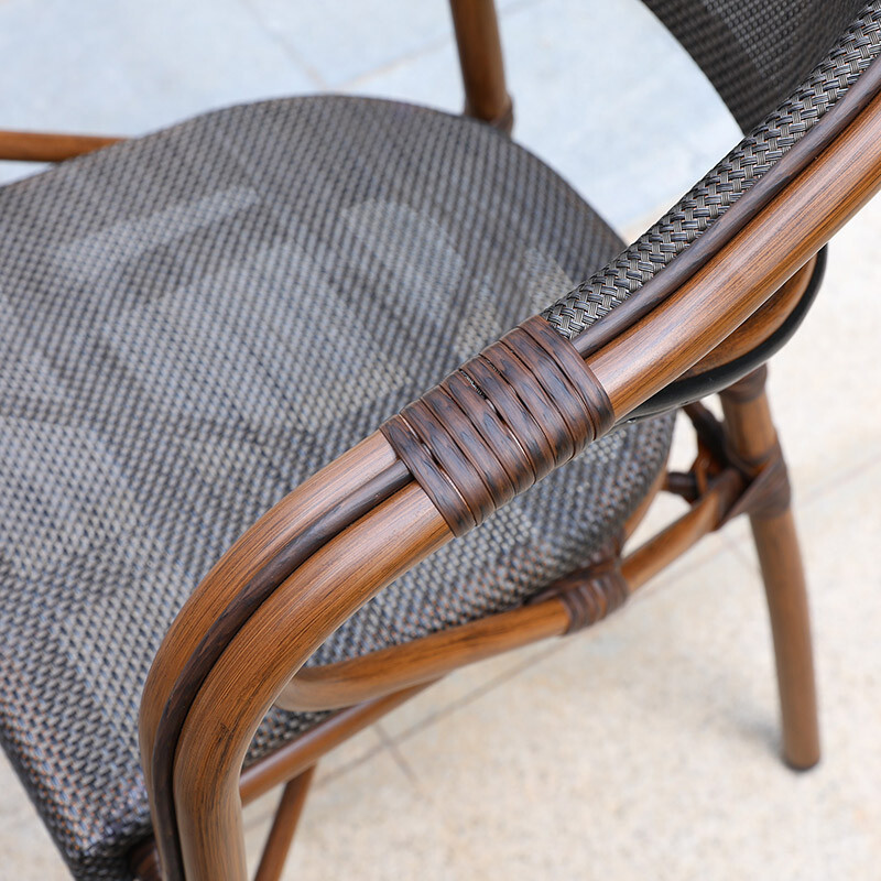 Taburetes al aire libre, sillas, mesas y sillas, balcón, patio, café, té, leche, comidas en el interior