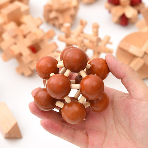 Kong Mingsuo Lubansuo primary school students' educational toys are highly difficult to unlock and decompress the nine-link puzzle box.