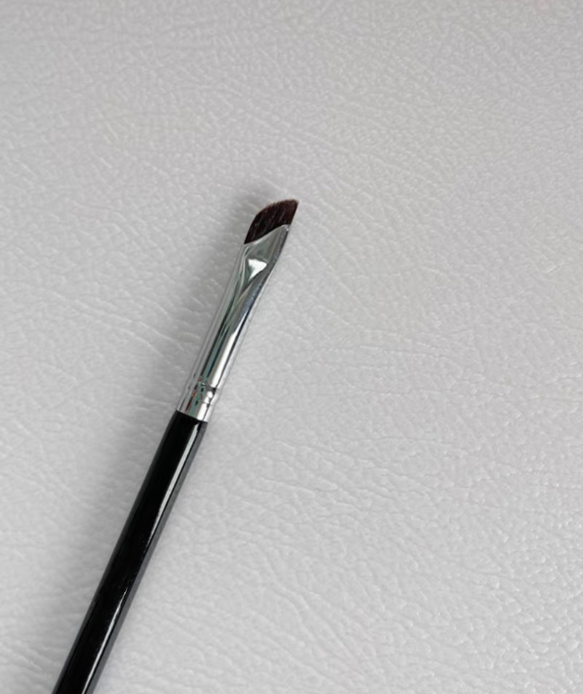 Double-headed sickle blade eyeliner brush, flat bevel Angle horizontal silkworm pen, eyeshadow brush, detail brush, eyelid down to makeup brush Item Picture