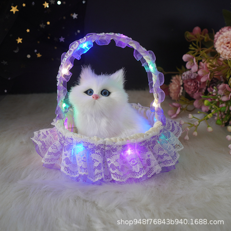 빛나는 바구니 (보라색) 는 작은 흰색 고양이라고 부릅니다.