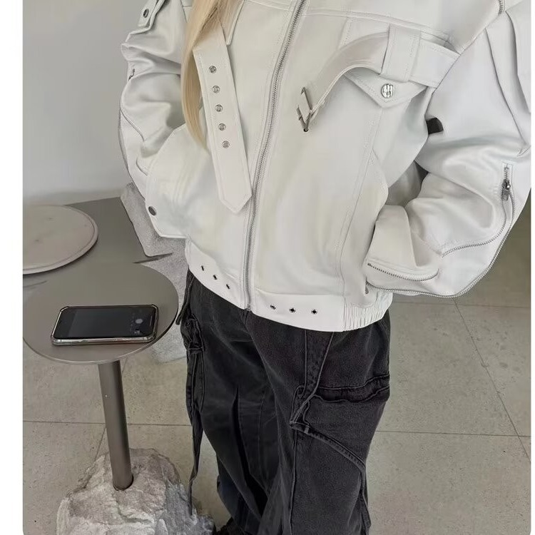 ragazzo in pelle alla moda per uomo, stile di strada europeo e americano autunnale, design di nicchia per moto J, pantaloncini di marca alla moda_voghion.com