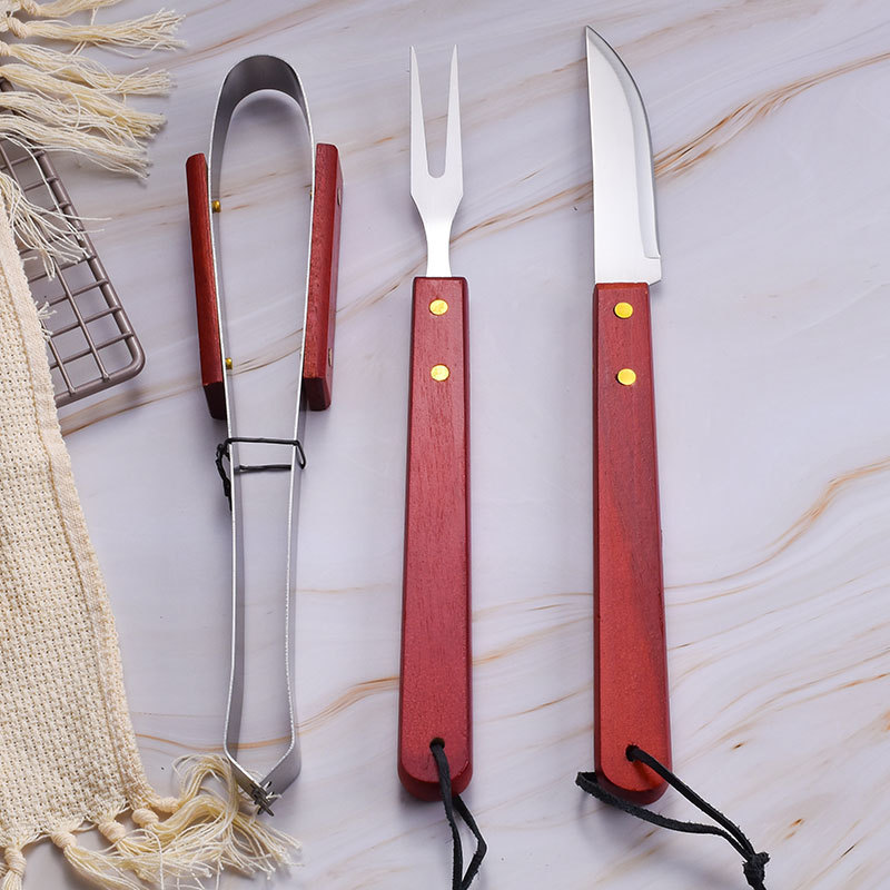 Precio de fábrica venta directa mango de madera pieza de acero inoxidable herramienta de barbacoa de tres piezas combinación BBQ tenedor para el hogar al aire libre clip herramienta para hornear