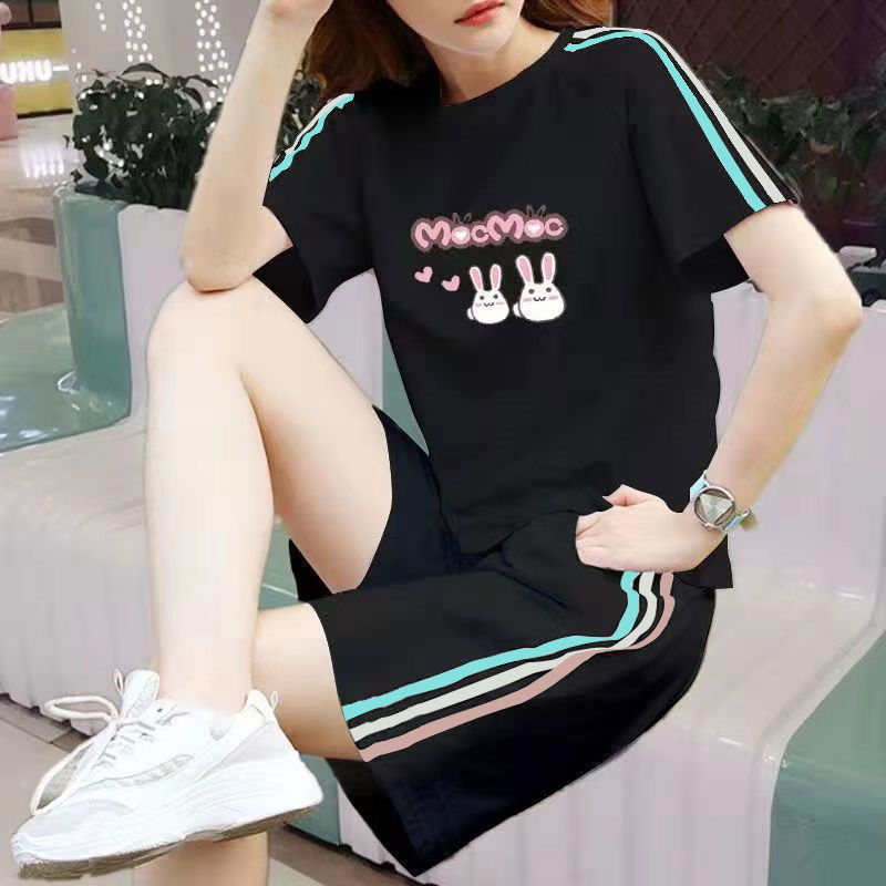 검은 양복 삼색 토끼 2마리