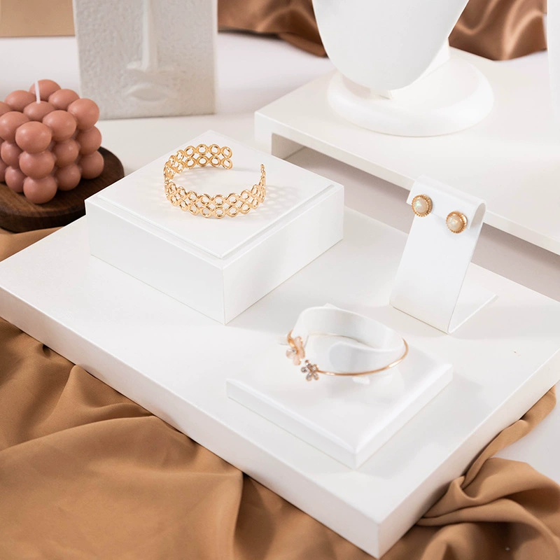 Ювелирные изделия, золотая подставка, изумрудные браслет грецкий орех