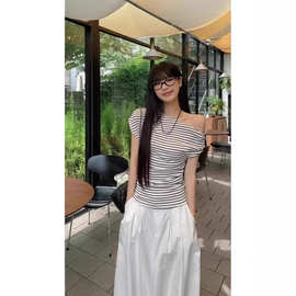 小众设计感斜肩短袖T恤女夏季辣妹修身显瘦独特别致露肩条纹上衣