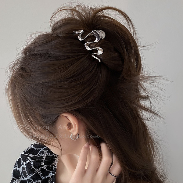 Elegant wavy crab pin