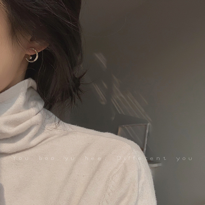 Um par de brincos destacáveis em forma de crescente para mulheres no estilo coreano, com zircônia compacta simples e requintada e brincos_voghion.com