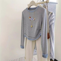 偽の2枚のソーセージ犬の縞の長袖のtシャツの女性の早秋の短いタイプの修身の底のシャツの正肩の上着