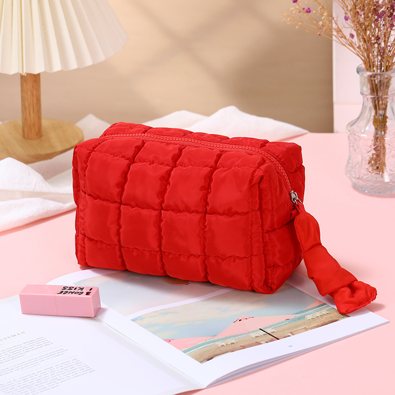 Nueva bolsa de cosméticos octogonal de otoño e invierno para mujer, bolsa de almacenamiento con relleno de plumón portátil portátil de alta gama