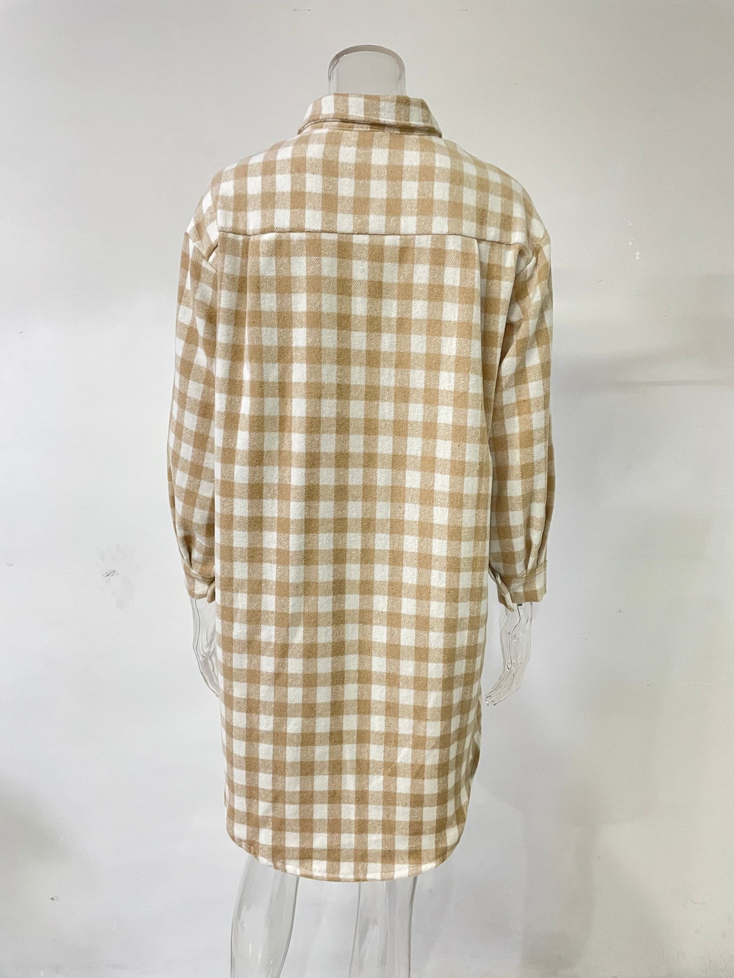 Cappotto da donna in lana a quadri dal design irregolare_voghion.com