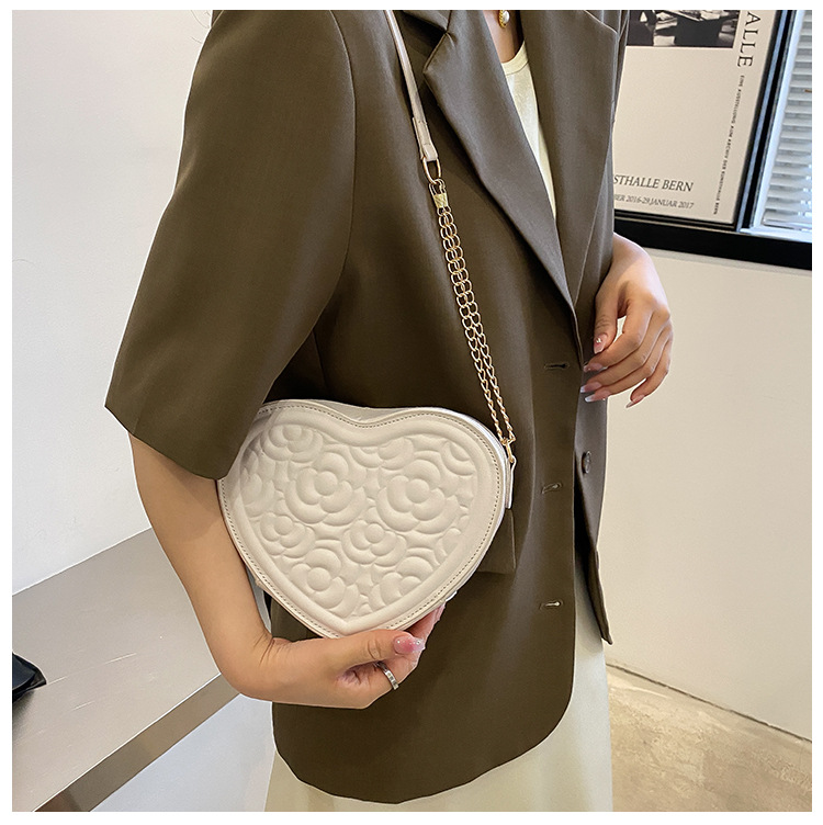 Women's Medium Pu Leather Solid Color Streetwear Heart-shaped Zipper Crossbody Bag display picture 4