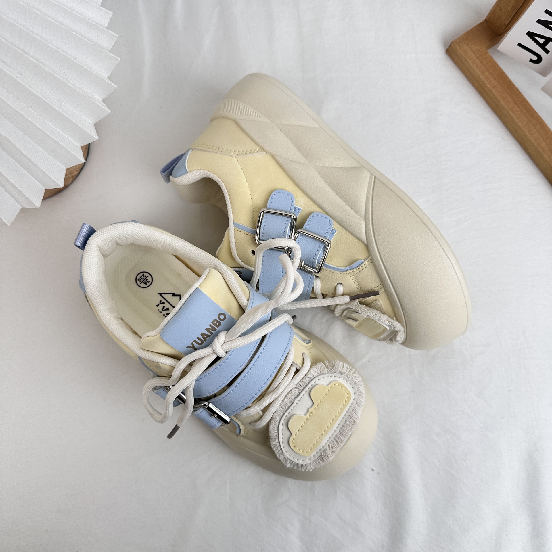 Tortas de pino de onda lejana, suela gruesa, zapatos blancos, estudiante, moda de primavera 2025, zapatos de pan de cabeza grande, zapatos de tabla, cabello femenino
