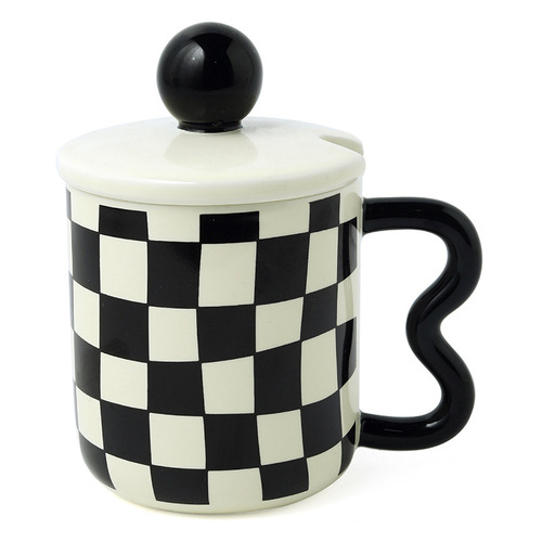 Checkerboard retro ceramic mug with lid, special handle cup, office coffee cup, household niche milk cup