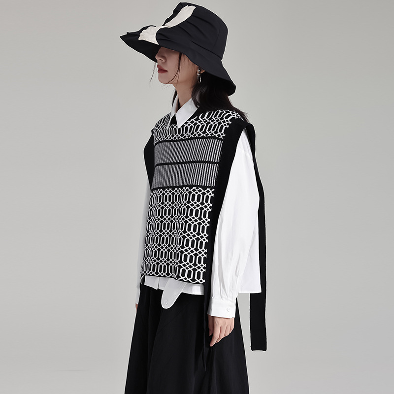 Cuello redondo estilo chino retro blanco y negro rayas de punto chaleco 2023 otoño e invierno nuevo sin mangas nicho diseño superior
