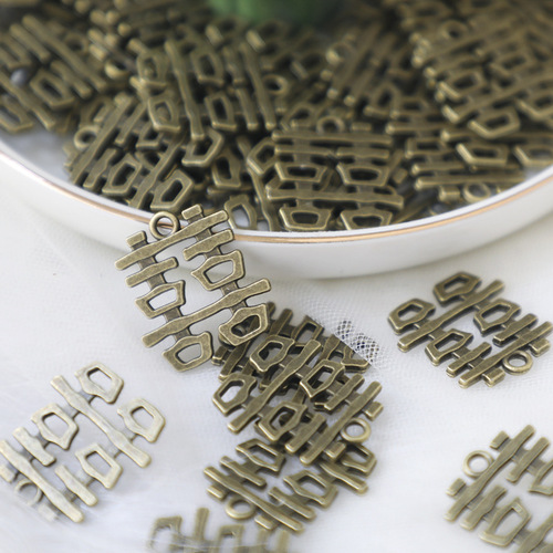 Square round metal happy word wedding pendant small pendant sugar box accessories wedding candy box double happiness pendant wholesale