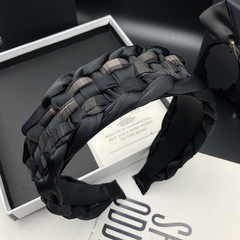 高級感のある気品のカチューシャの女性の高い頭の頂編みの髪の束の頭の飾りは街をぶらついています。