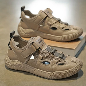 Модные дышащие пляжные трендовые тапочки в стиле Crocs, универсальные легкие босоножки, повседневные кроссовки