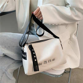 包包女2021新款潮流时尚运动水桶枕头包休闲质感圆筒PU单肩斜挎包