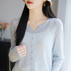 薄いニットのカーディガンの女性はゆったりとしていて、新しい竹の節麻の氷の糸の長袖の日焼け止めのエアコンの上着の夏に外に出ます。
