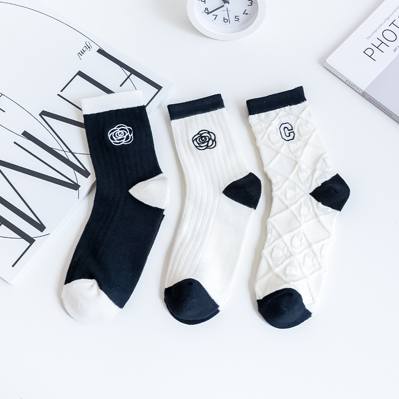 Medias negras y blancas de verano delgadas bordadas camélia letras medianas medias anti-balling medias de mujer Zhuangyan al por mayor