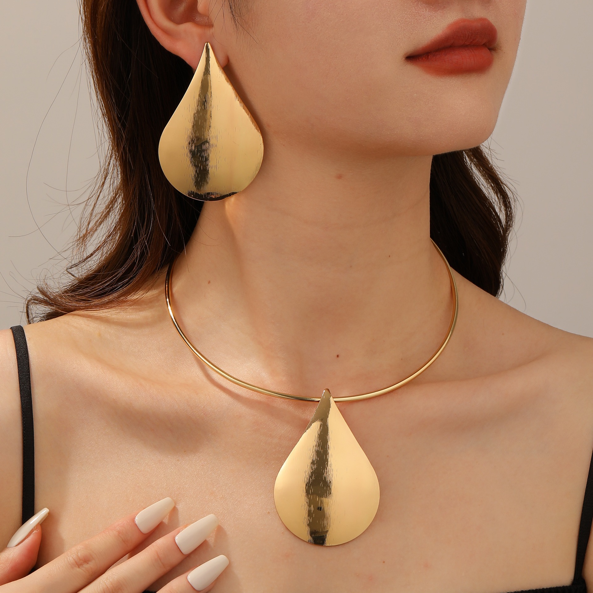 Joyas transfronterizas europeas y estadounidenses collar de pétalos metálicos irregulares de moda simple collar de collar de hierro