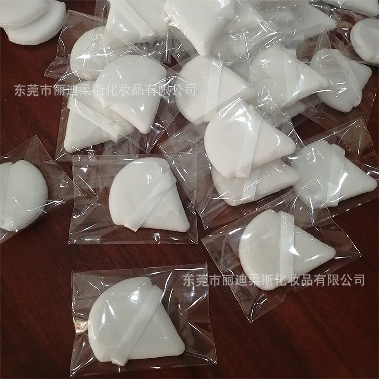 Fabricante en stock triángulo puff Suede soplo seco en forma de abanico en polvo puff maquillaje esponja en polvo pastel herramientas de belleza