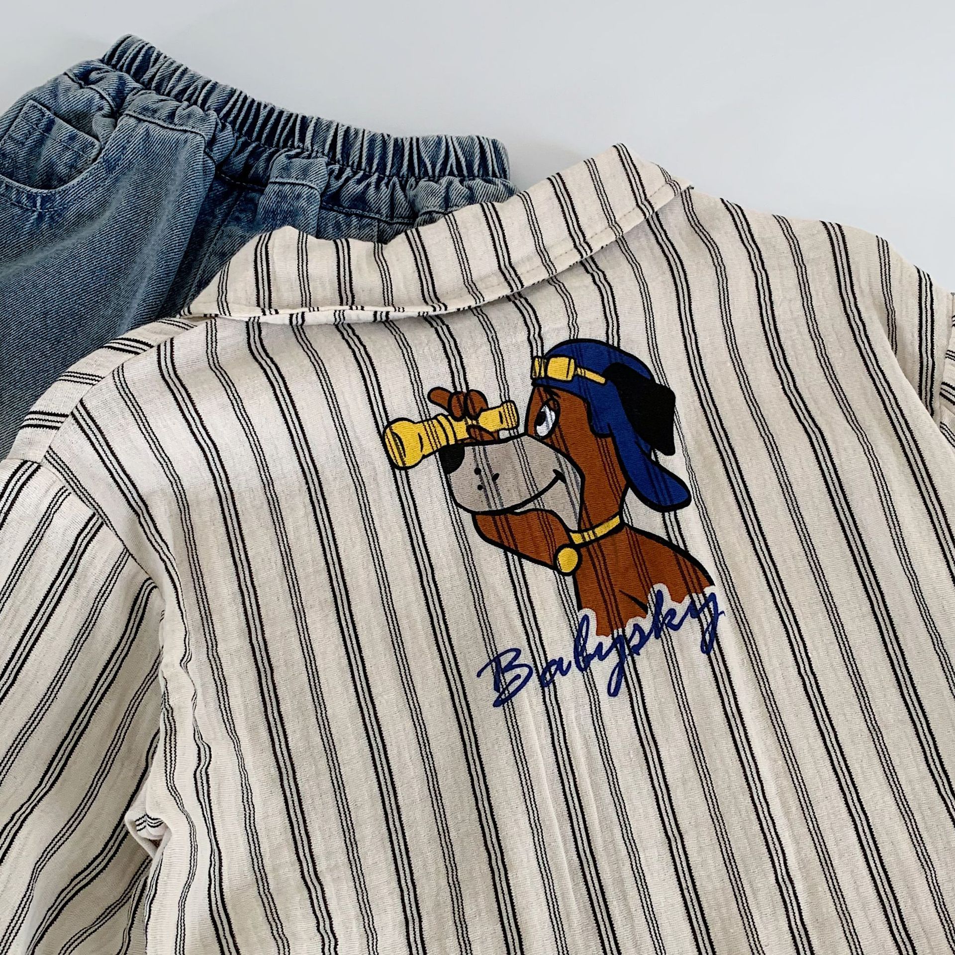 Camisas infantiles Mai Bao 2025 primavera nueva estilo coreano de dibujos animados a rayas para niños fabricantes de ropa infantil al por mayor