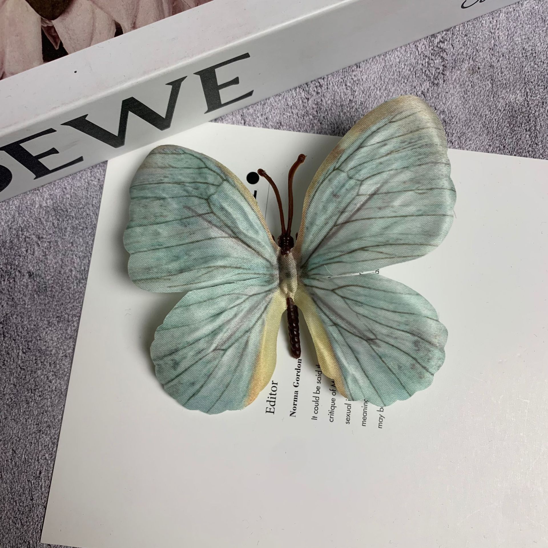 큰 나비 연한 녹색