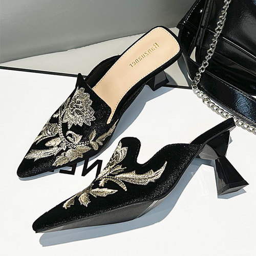 New Chinese-style embroidered headband sandals for women, 2025 summer new style, fashionable pointed-toe stiletto heel mules with a half-sandal design.