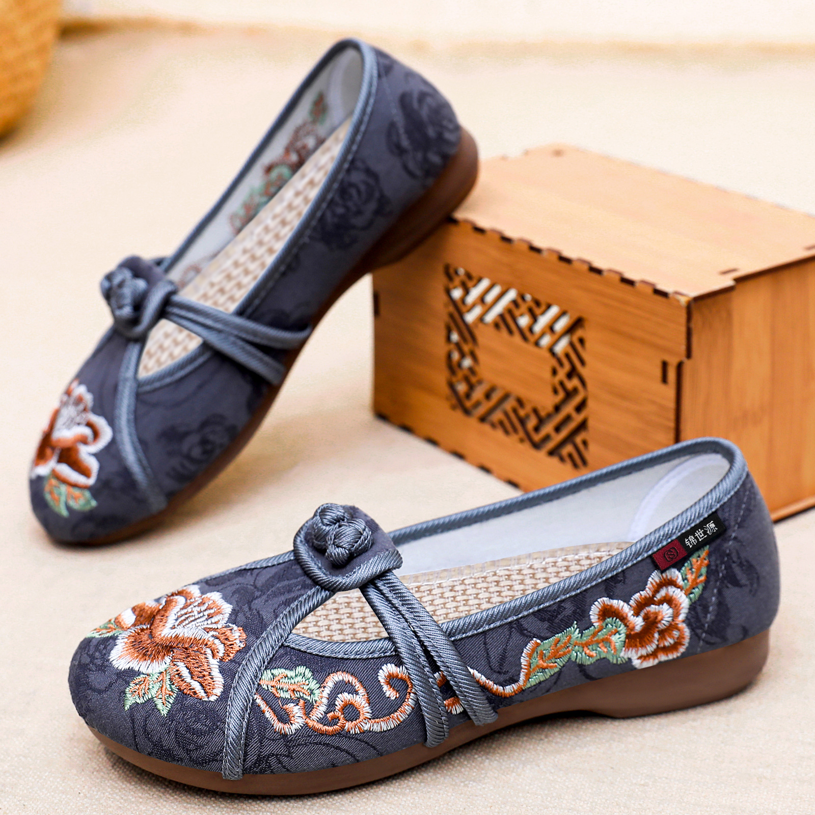 Zapatos casuales de primavera de 2026 zapatos de mujer ligeros y transpirables viejos zapatos de tela de Beijing bordados zapatos de suela suave no cansados zapatos de madre