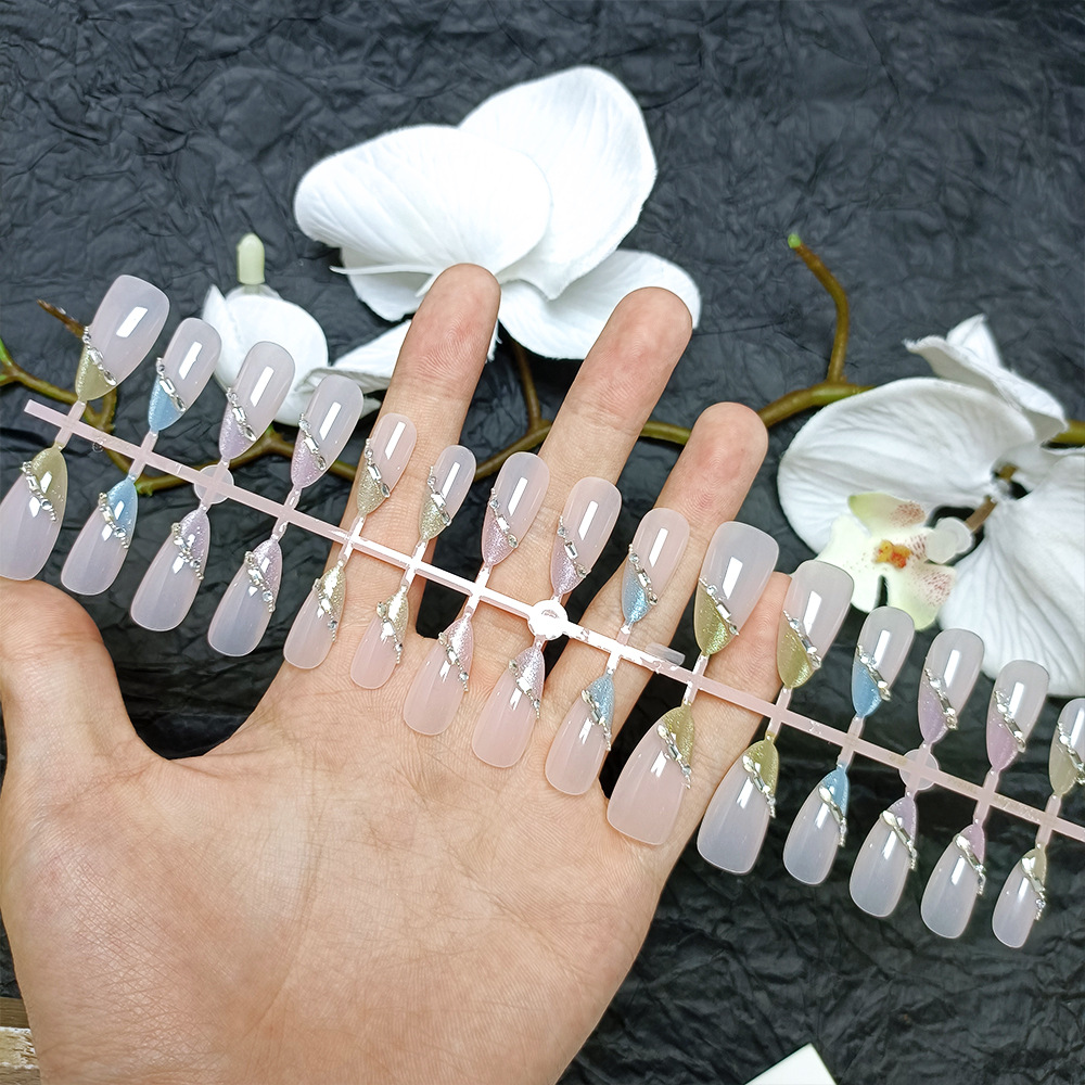 Gato Eye Nail Nail Parche de uñas postizas con incrustaciones de diamantes Armadura corta francesa 30 piezas de polvo desnudo Encuentro Armadura prefabricada