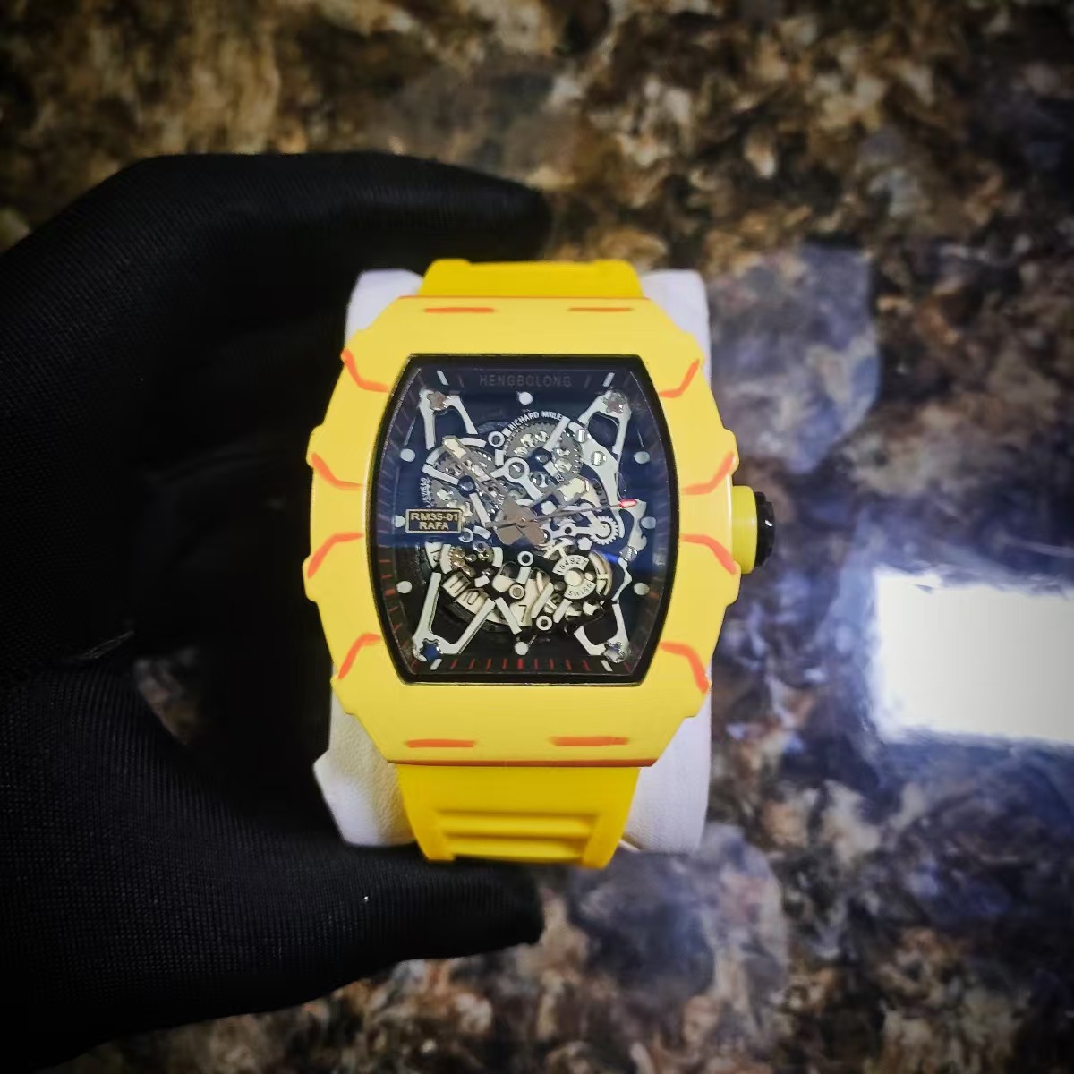 새로운 유행 대외 무역 남자 세 손 석영 시계 통 모양의 중공 모조 세라믹 유럽과 미국의 스포츠 달력 시계