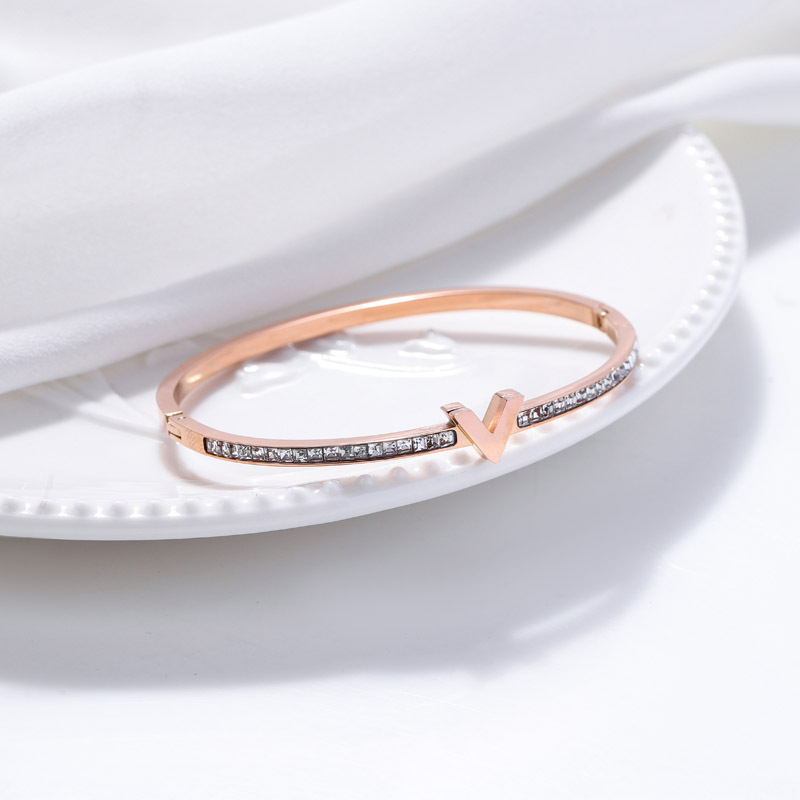 Nueva moda coreana alta sensación de V abertura brazalete de acero de titanio para mujeres brazalete de lujo ligero chapado 18K joyas