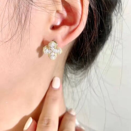Rotating four-leaf flower earrings  Internet celebrity fashion temperament women's earrings exquisite versatile personalized earrings